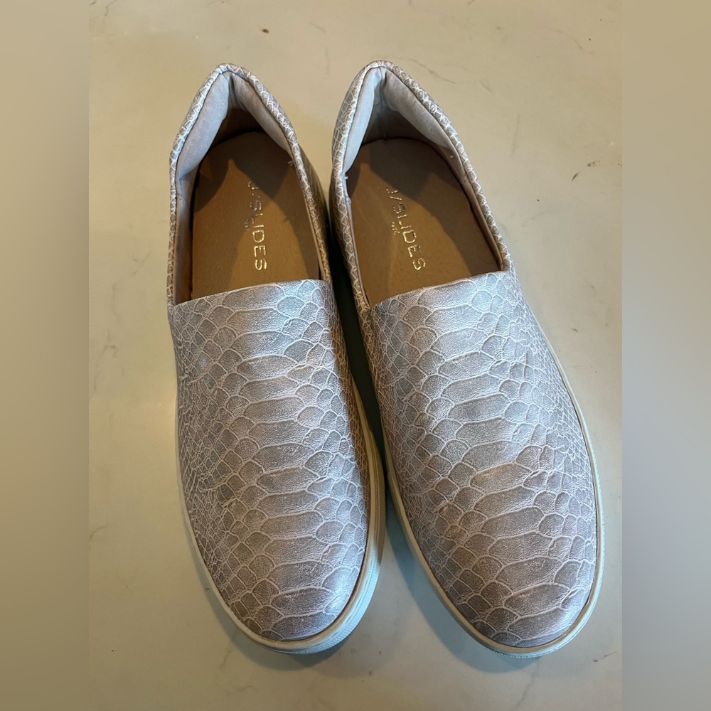 New ‘J/Slides' Ariana Snake Embossed Loafer 8.5